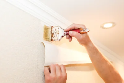 Pose de papier peint à Louroux-Bourbonnais — revêtements muraux et toiles de verre